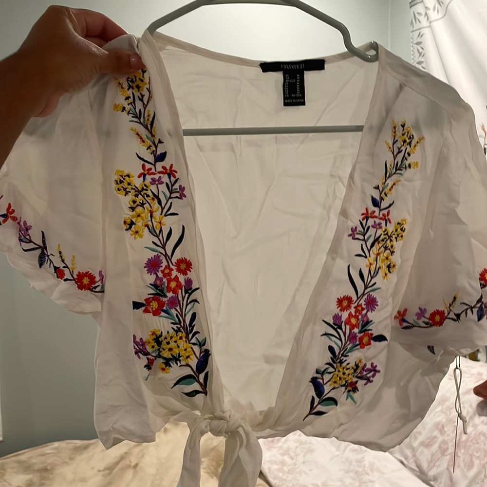 Flower embroided tie knot top 🌼
